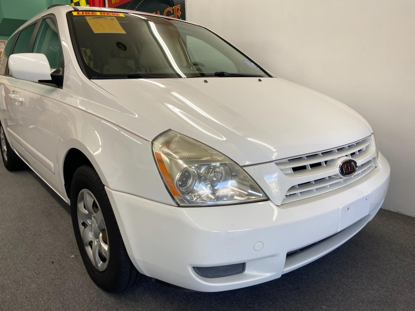 2009 WHITE Kia Sedona EX LWB (KNDMB233796) with an 3.8L V6 DOHC 24V engine, 5-Speed Automatic transmission, located at 533 S West End Blvd., Quakertown, PA, 18951, (877) 257-4995, 40.343994, -75.303604 - INCLUDED IN THE SALE PRICE OF EVERY VEHICLE: 48 Hour Money Back Guarantee 6 Month - 6,000 Mile Warranty Brand New PA State Inspection & Emission $10 Oil Changes for the Life of the Loan Complete CARFAX - Photo#1