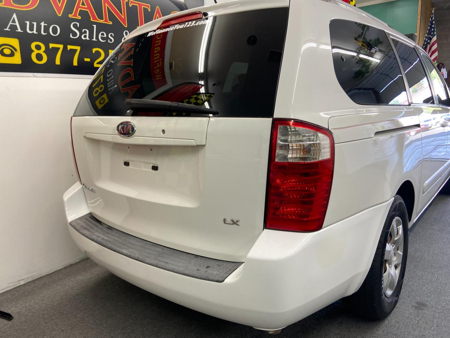 2009 WHITE Kia Sedona EX LWB (KNDMB233796) with an 3.8L V6 DOHC 24V engine, 5-Speed Automatic transmission, located at 533 S West End Blvd., Quakertown, PA, 18951, (877) 257-4995, 40.343994, -75.303604 - INCLUDED IN THE SALE PRICE OF EVERY VEHICLE: 48 Hour Money Back Guarantee 6 Month - 6,000 Mile Warranty Brand New PA State Inspection & Emission $10 Oil Changes for the Life of the Loan Complete CARFAX - Photo#2