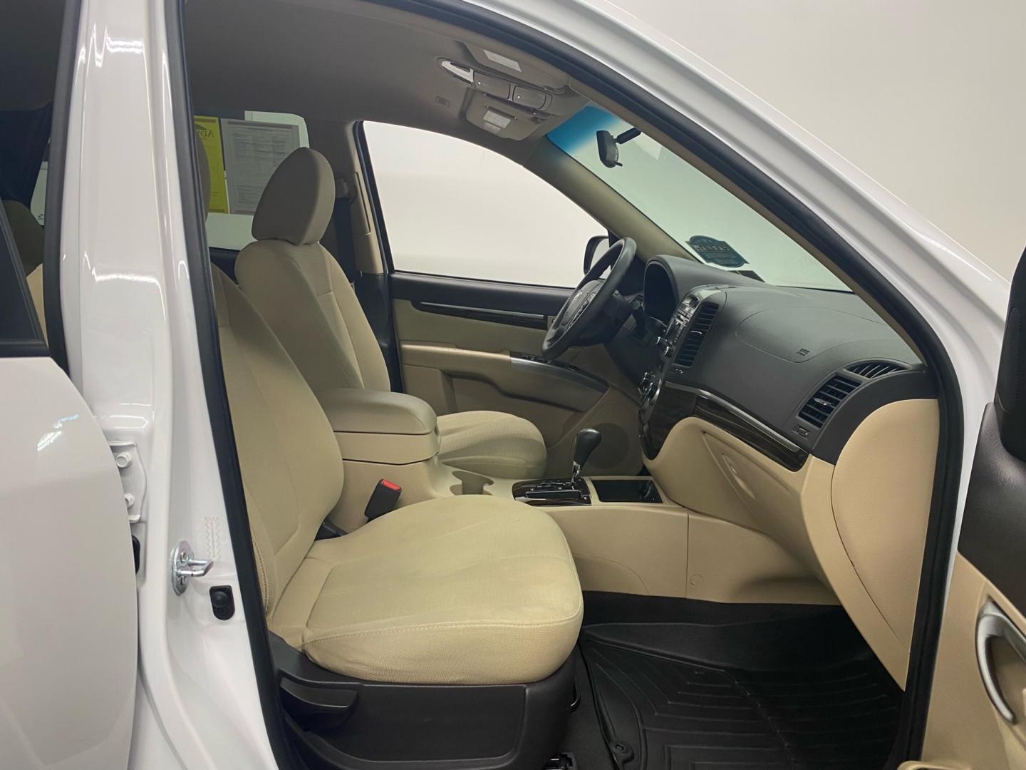 2011 White /Tan Hyundai Santa Fe (5XYZGDAG4BG) , located at 533 S West End Blvd., Quakertown, PA, 18951, (877) 257-4995, 40.343994, -75.303604 - Photo#6