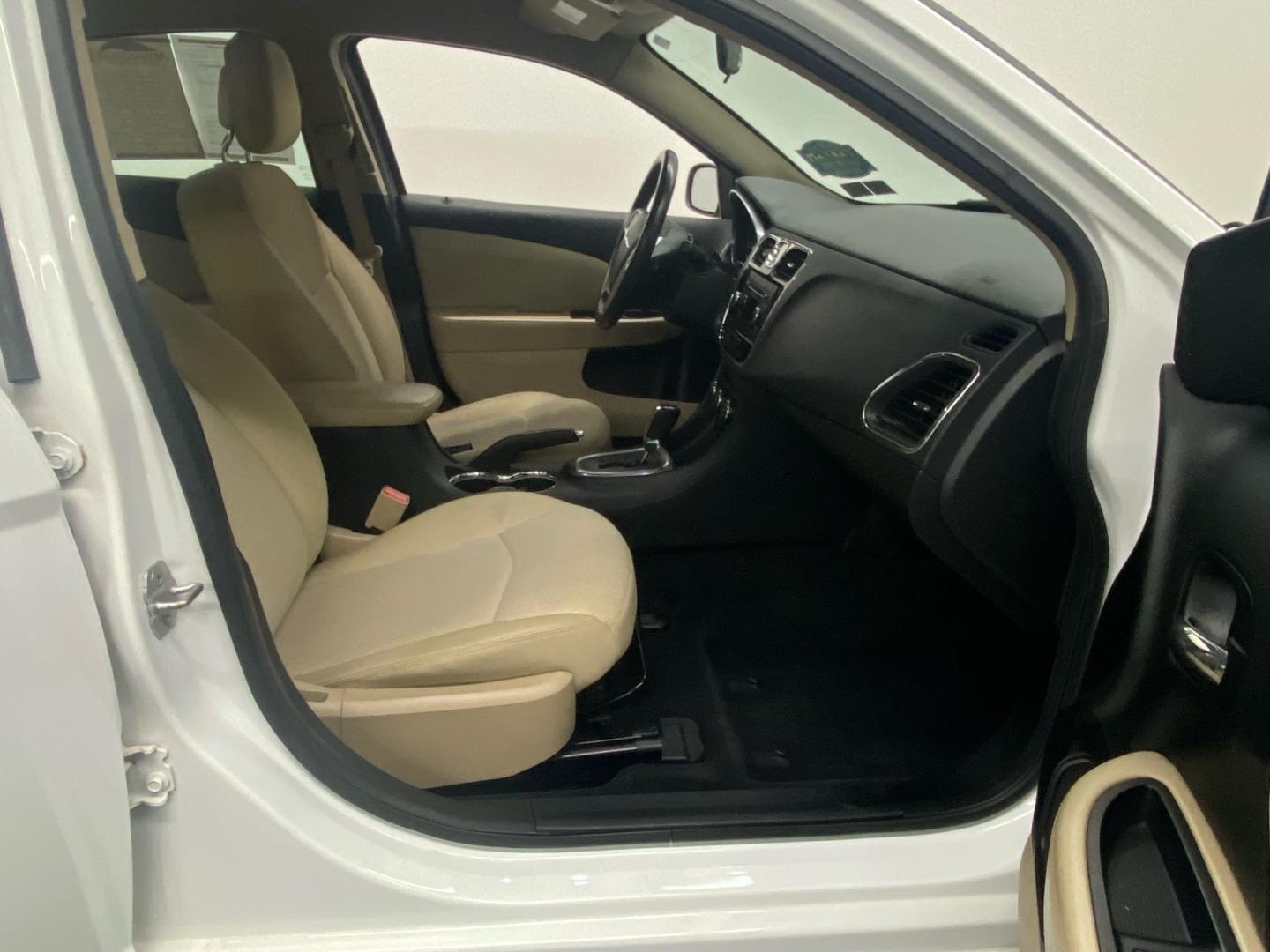 2012 White /Tan Chrysler 200 (1C3CCBBB8CN) , located at 533 S West End Blvd., Quakertown, PA, 18951, (877) 257-4995, 40.343994, -75.303604 - Photo#4