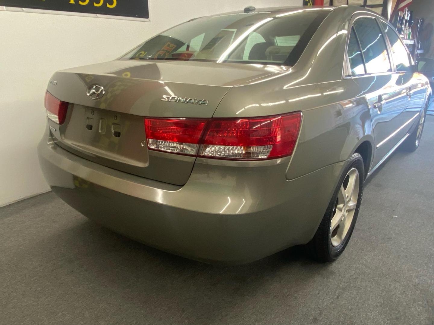 2008 Green /tan Hyundai Sonata Limited (5NPEU46C48H) with an 2.4L L4 DOHC 16V engine, 4-Speed Automatic Overdrive transmission, located at 533 S West End Blvd., Quakertown, PA, 18951, (877) 257-4995, 40.343994, -75.303604 - INCLUDED IN THE SALE PRICE OF EVERY VEHICLE: 48 Hour Money Back Guarantee 6 Month - 6,000 Mile Warranty Brand New PA State Inspection & Emission $10 Oil Changes for the Life of the Loan Complete CARFAX - Photo#3