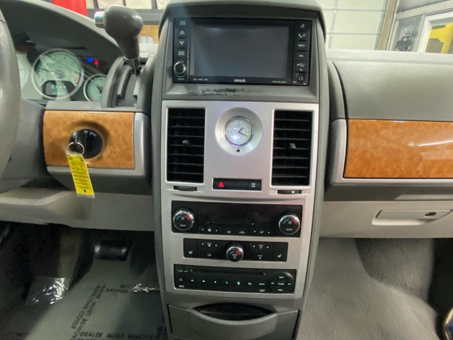 2008 White /Gray Chrysler Town & Country (2A8HR64X08R) , located at 533 S West End Blvd., Quakertown, PA, 18951, (877) 257-4995, 40.343994, -75.303604 - Photo#6