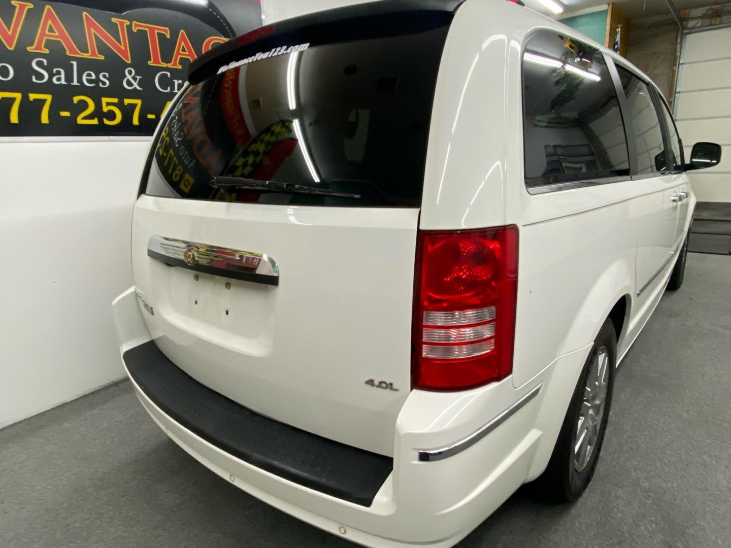 2008 White /Gray Chrysler Town & Country (2A8HR64X08R) , located at 533 S West End Blvd., Quakertown, PA, 18951, (877) 257-4995, 40.343994, -75.303604 - Photo#3