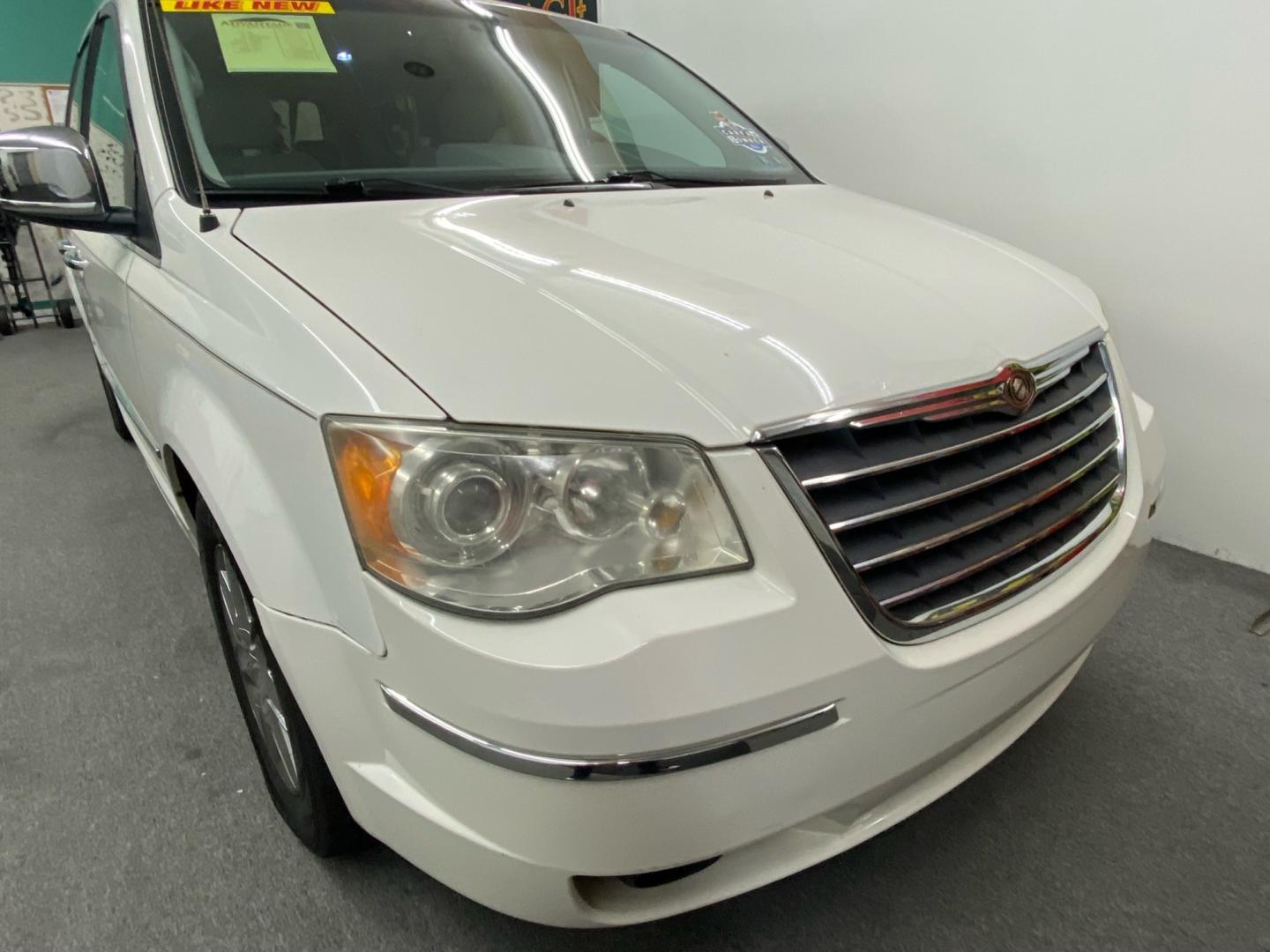 2008 White /Gray Chrysler Town & Country (2A8HR64X08R) , located at 533 S West End Blvd., Quakertown, PA, 18951, (877) 257-4995, 40.343994, -75.303604 - Photo#2