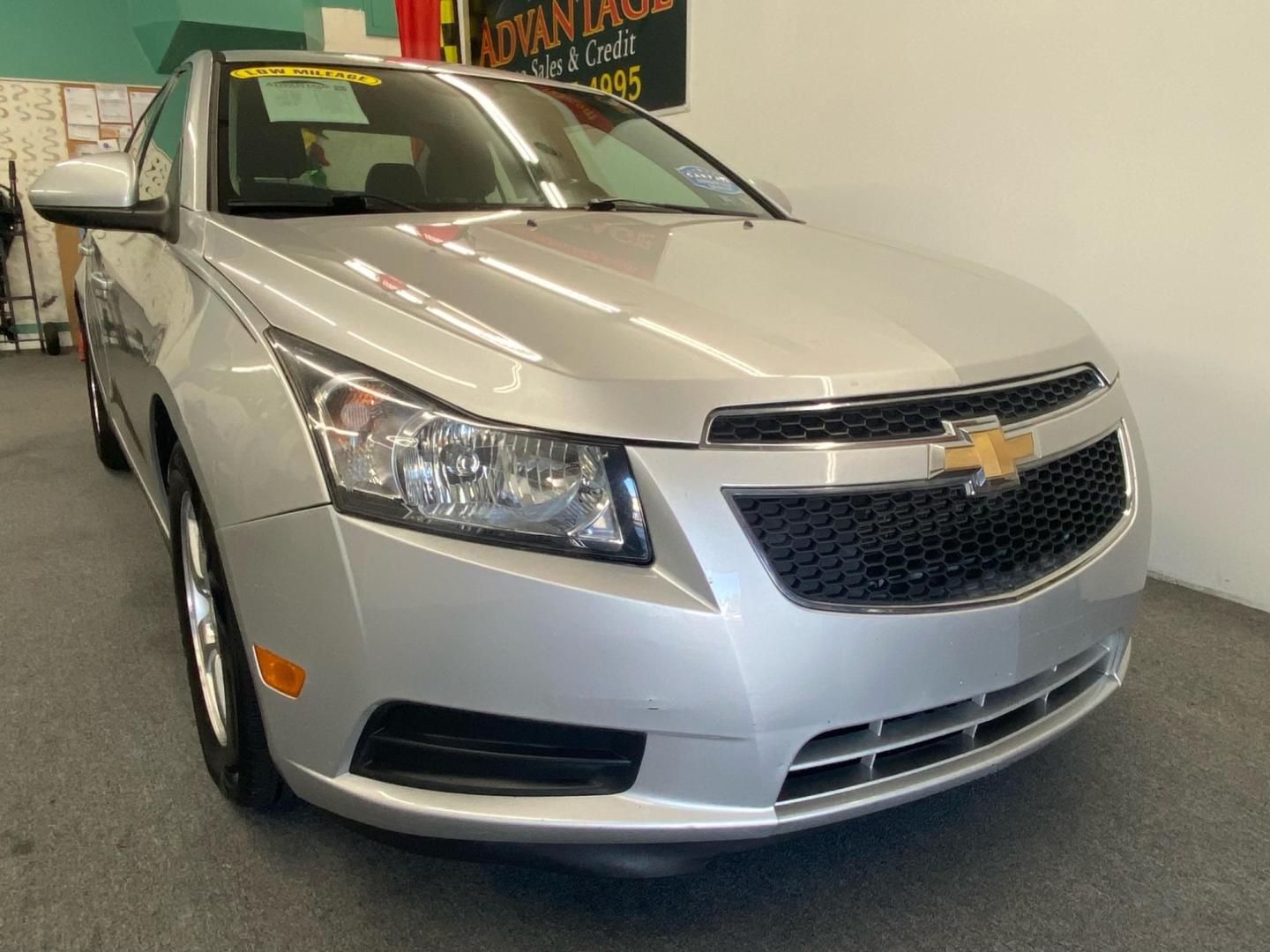 2013 SILVER /BLACK Chevrolet Cruze 1LT Auto (1G1PC5SB9D7) with an 1.4L L4 DOHC 16V TURBO engine, 6-Speed Automatic transmission, located at 533 S West End Blvd., Quakertown, PA, 18951, (877) 257-4995, 40.343994, -75.303604 - INCLUDED IN THE SALE PRICE OF EVERY VEHICLE: 48 Hour Money Back Guarantee 6 Month - 6,000 Mile Warranty Brand New PA State Inspection & Emission $10 Oil Changes for the Life of the Loan Complete CARFAX - Photo#2