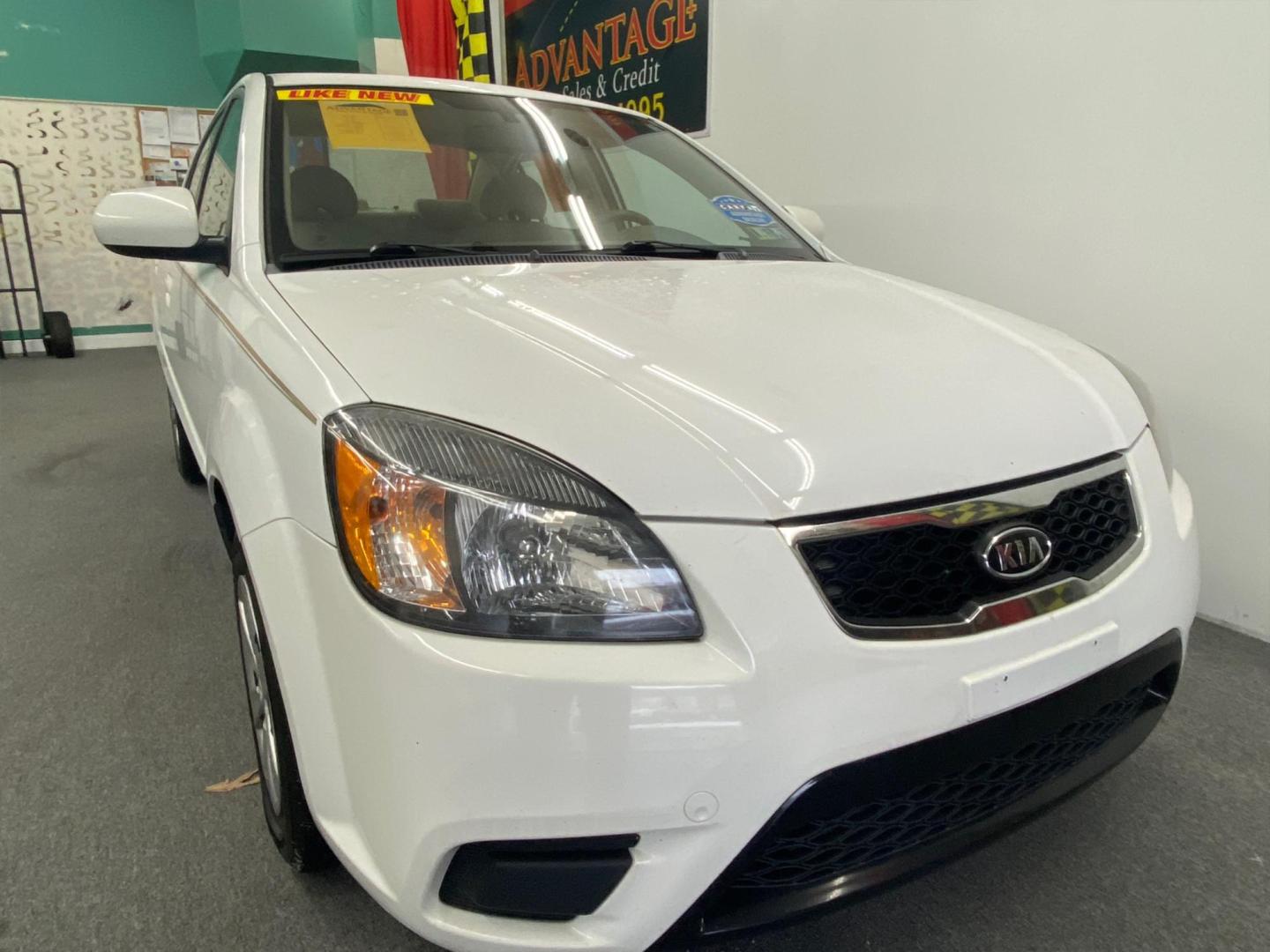 2011 WHITE /Tan Kia Rio Base (KNADH4A32B6) with an 1.6L L4 DOHC 16V engine, 5-Speed Manual transmission, located at 533 S West End Blvd., Quakertown, PA, 18951, (877) 257-4995, 40.343994, -75.303604 - INCLUDED IN THE SALE PRICE OF EVERY VEHICLE: 48 Hour Money Back Guarantee 6 Month - 6,000 Mile Warranty Brand New PA State Inspection & Emission $10 Oil Changes for the Life of the Loan Complete CARFAX - Photo#2