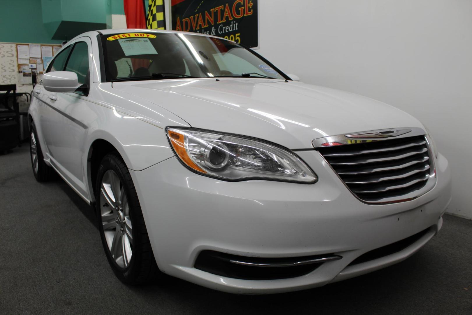 2013 WHITE /Tan Chrysler 200 LX (1C3CCBABXDN) with an 2.4L L4 DOHC 16V engine, 6-Speed Automatic transmission, located at 533 S West End Blvd., Quakertown, PA, 18951, (877) 257-4995, 40.343994, -75.303604 - INCLUDED IN THE SALE PRICE OF EVERY VEHICLE: 48 Hour Money Back Guarantee 6 Month - 6,000 Mile Warranty Brand New PA State Inspection & Emission $10 Oil Changes for the Life of the Loan Complete CARFAX - Photo#2