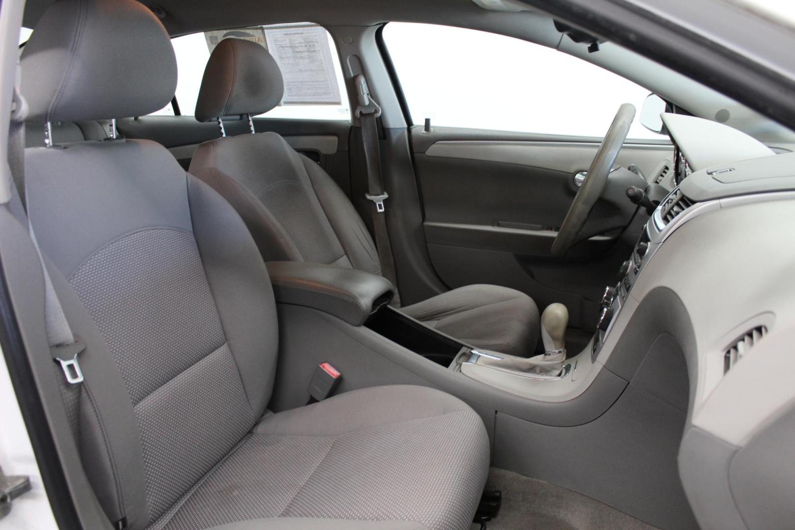 2010 WHITE /GRAY Chevrolet Malibu LS (1G1ZB5EB1AF) with an 2.4L L4 DOHC 16V engine, 4-Speed Automatic Overdrive transmission, located at 533 S West End Blvd., Quakertown, PA, 18951, (877) 257-4995, 40.343994, -75.303604 - INCLUDED IN THE SALE PRICE OF EVERY VEHICLE: 48 Hour Money Back Guarantee 6 Month - 6,000 Mile Warranty Brand New PA State Inspection & Emission $10 Oil Changes for the Life of the Loan Complete CARFAX - Photo#4